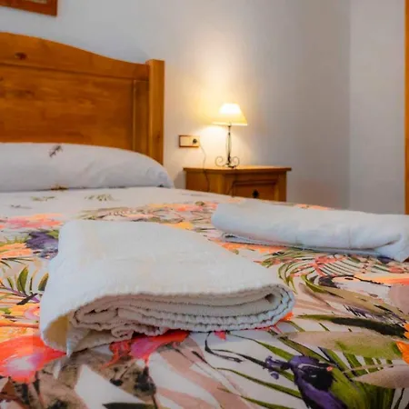 Lagar Del Chorro Junto Caminito Del Rey Piscina Y Baloncesto