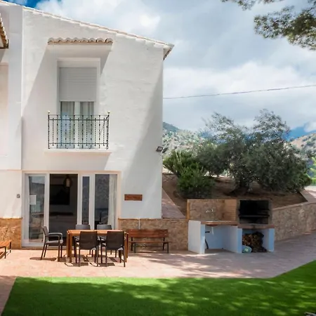 Lagar Del Chorro Junto Caminito Del Rey Piscina Y Baloncesto *