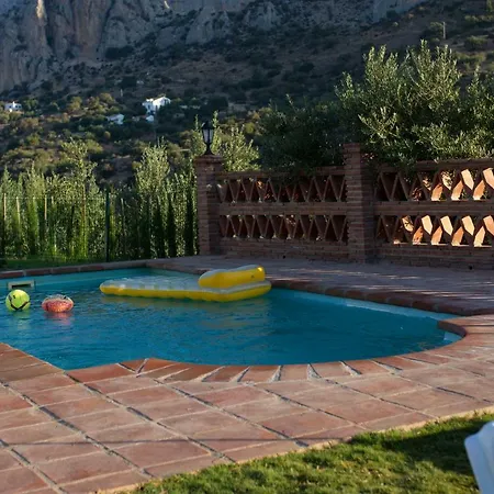 Lagar Del Chorro Junto Caminito Del Rey Piscina Y Baloncesto